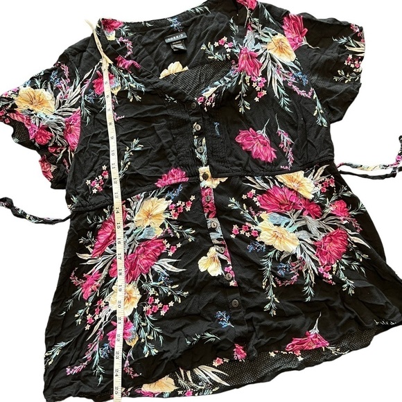 Torrid Black Floral Flutter Sleeve Blouse, 1x - Picture 7 of 7